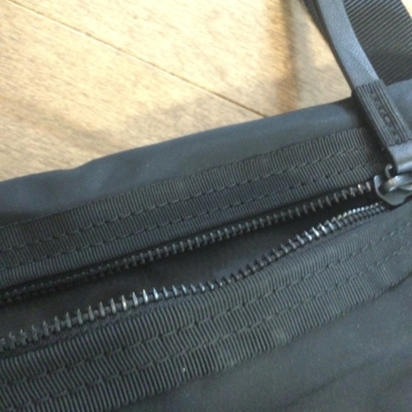 Black Lululemon crossbody bag - Picture 3 of 4